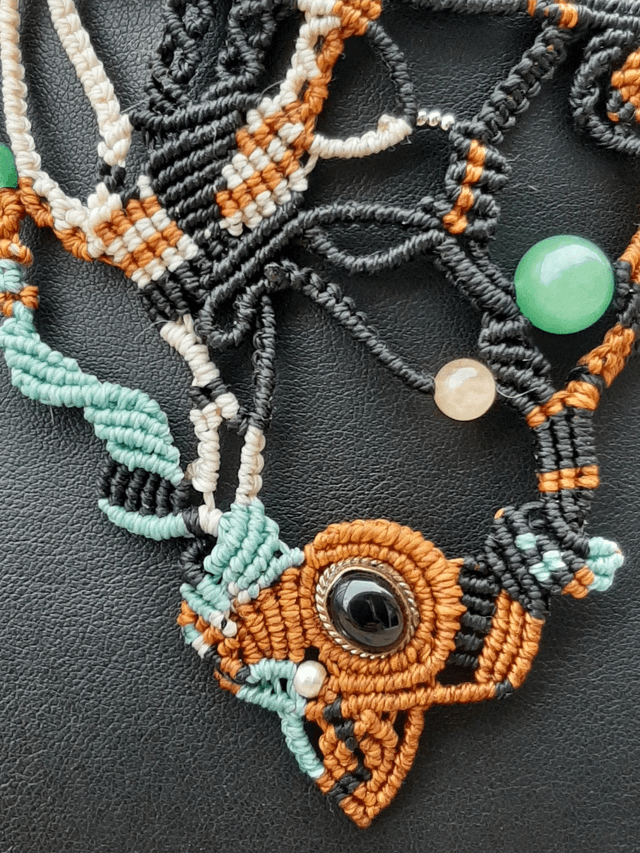 Collier macramé asymétrique 