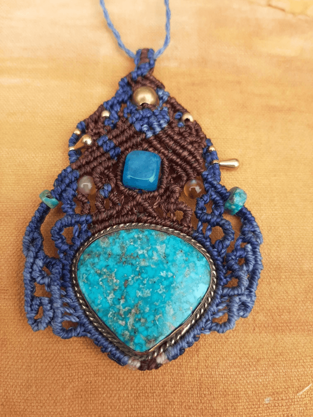 Pendentif en macramé et turquoise 
