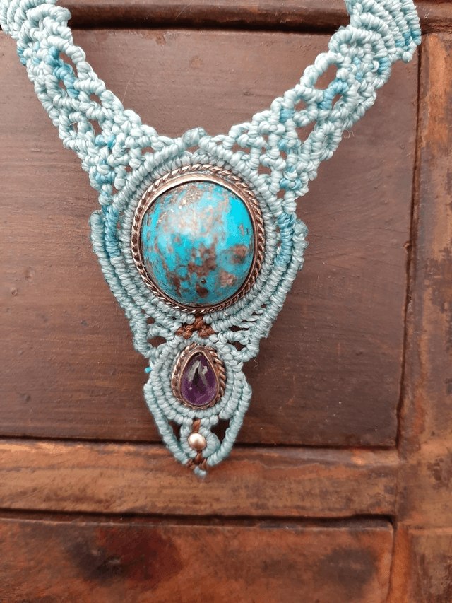 Collier macramé. Pierres fines Turquoise et Améthyste. Style bohème , ethnique