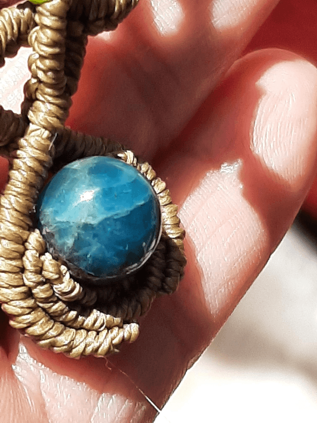Collier arbre de vie en macramé et Apatite. Pierre naturelle – Vert forêt