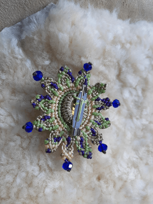 Broche macramé et pierre naturelle et perles facettées 