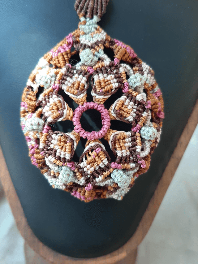 Pendentif macramé mandala. Inspiration florale. Bohème 