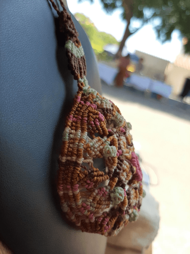 Pendentif macramé mandala. Inspiration florale. Bohème 