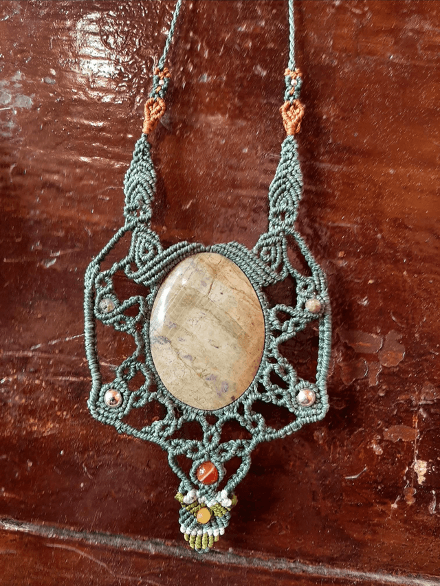 Collier macramé.  Jaspe. Fait main. Collier unique. Fil vert. Marque Magatisselavie 