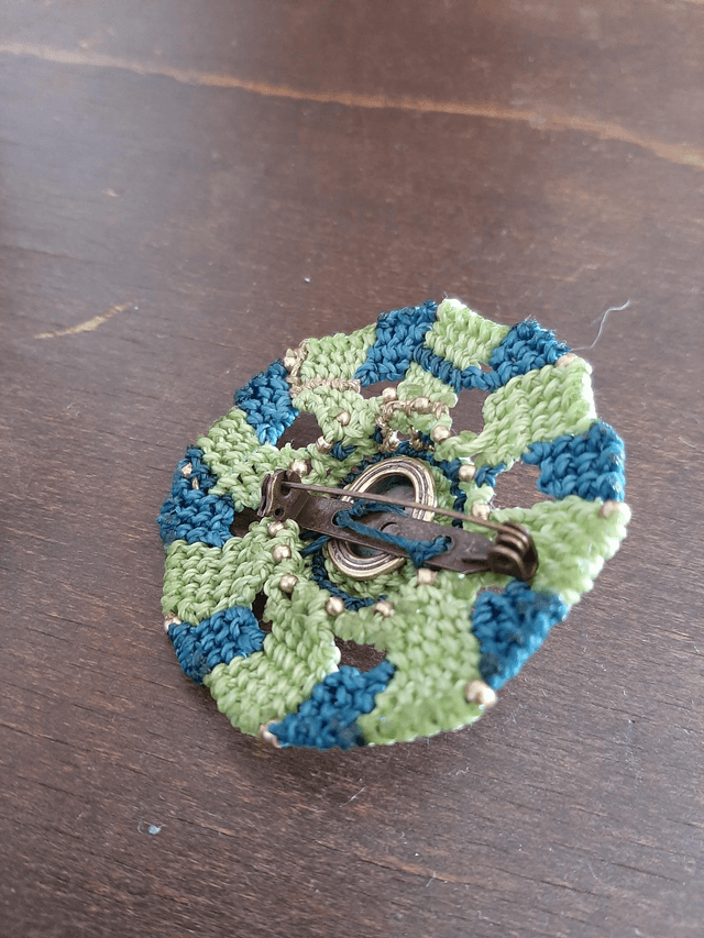 Broche Larimar et macramé 