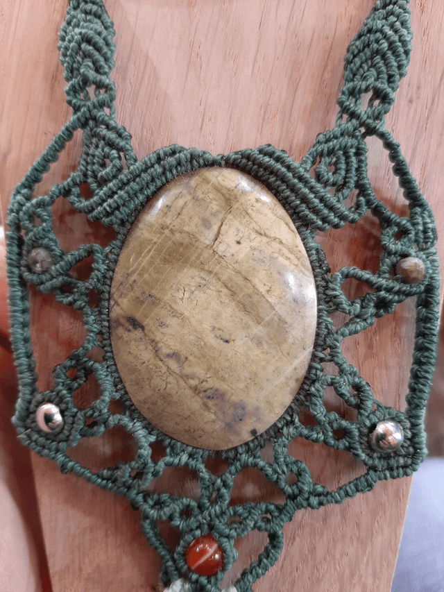 Collier macramé.  Jaspe. Fait main. Collier unique. Fil vert. Marque Magatisselavie 
