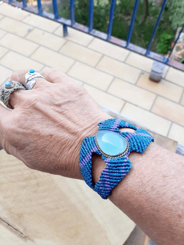 Bracelet manchette en macramé avec Calcédoine bleue – Pièce unique
