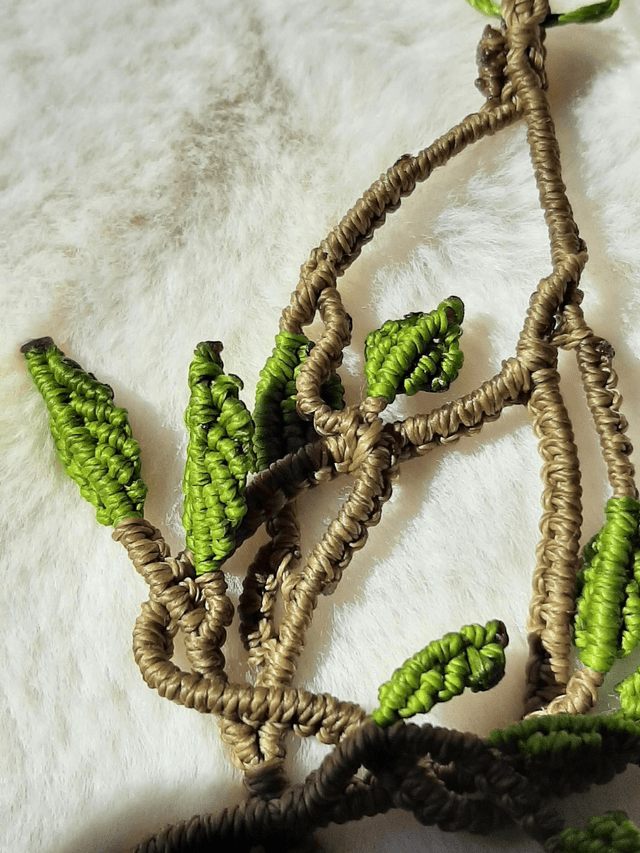 Collier arbre de vie en macramé et Apatite. Pierre naturelle – Vert forêt