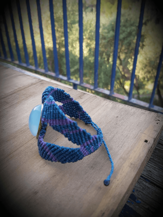Bracelet manchette en macramé avec Calcédoine bleue – Pièce unique