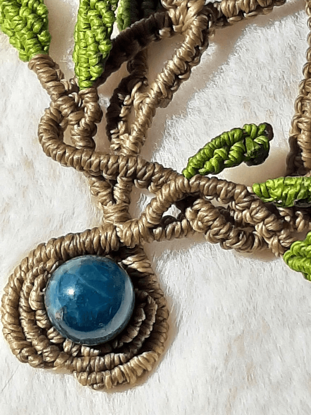 Collier arbre de vie en macramé et Apatite. Pierre naturelle – Vert forêt
