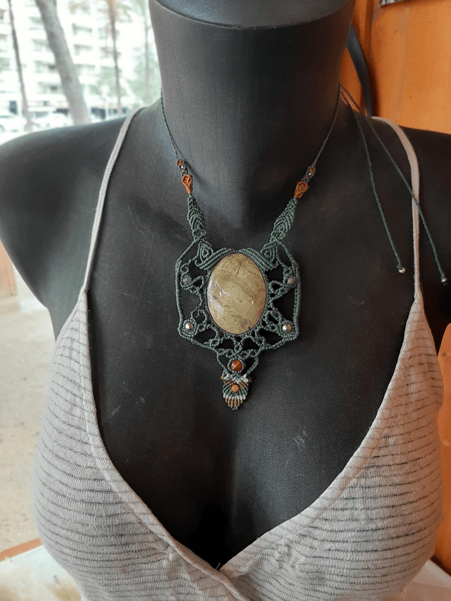 Collier macramé.  Jaspe. Fait main. Collier unique. Fil vert. Marque Magatisselavie 