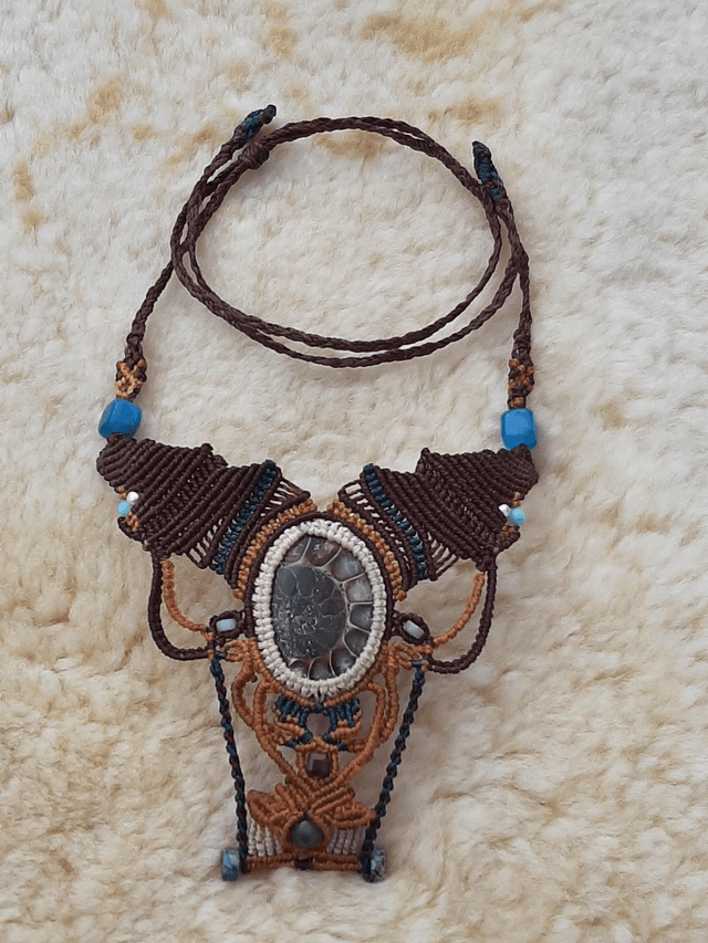 Ammonite, macramé et pièce laiton