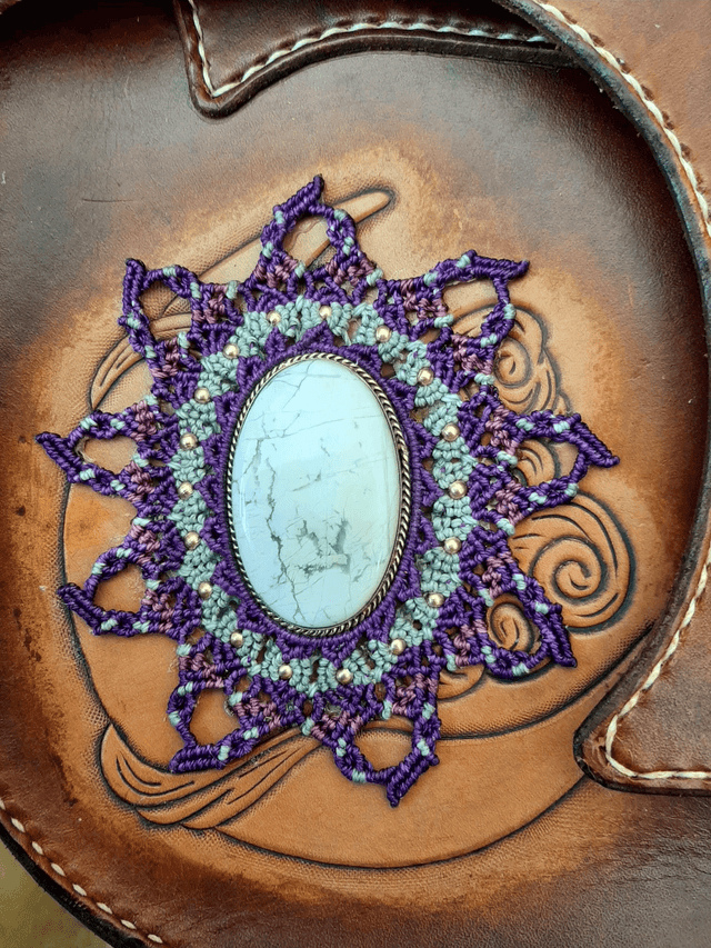 Sac cuir. Macramé et pierre naturelle. Howlite