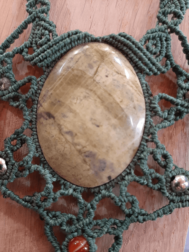 Collier macramé.  Jaspe. Fait main. Collier unique. Fil vert. Marque Magatisselavie 