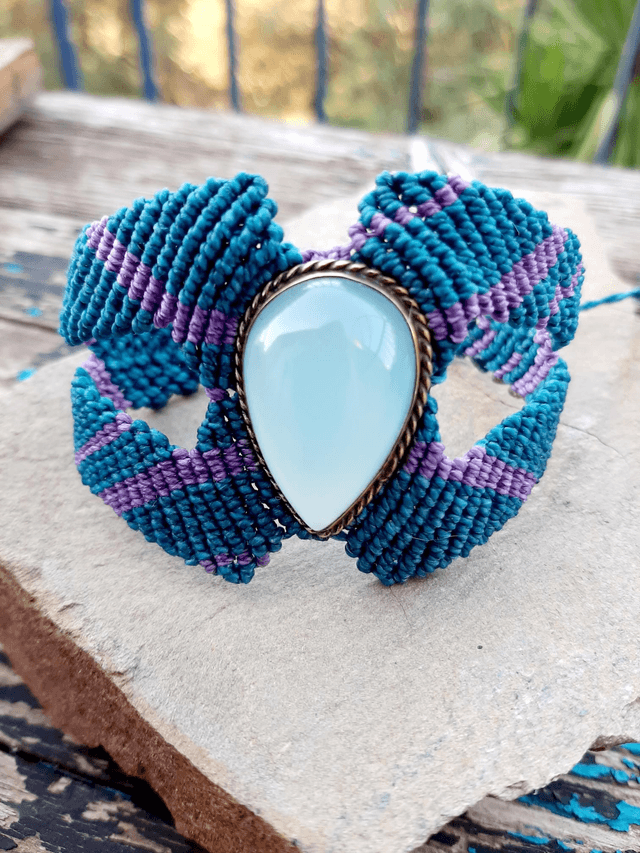 Bracelet manchette en macramé avec Calcédoine bleue – Pièce unique