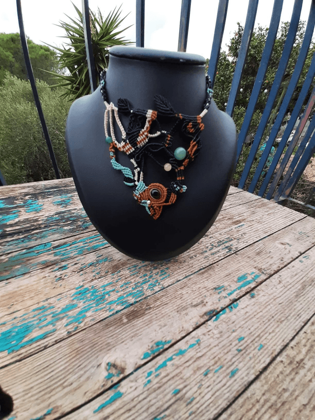 Collier macramé asymétrique 