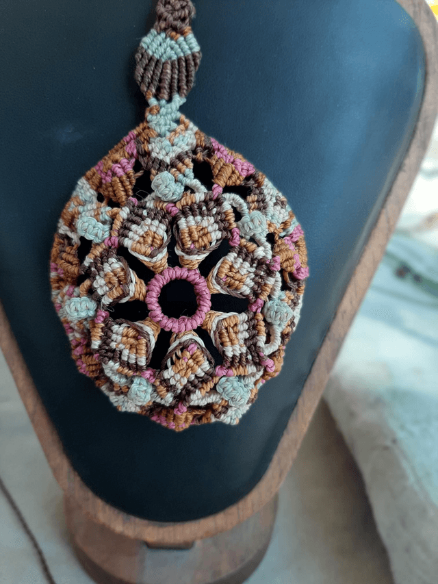 Pendentif macramé mandala. Inspiration florale. Bohème 