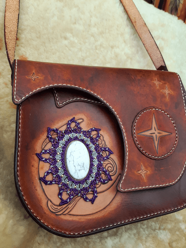 Sac cuir. Macramé et pierre naturelle. Howlite