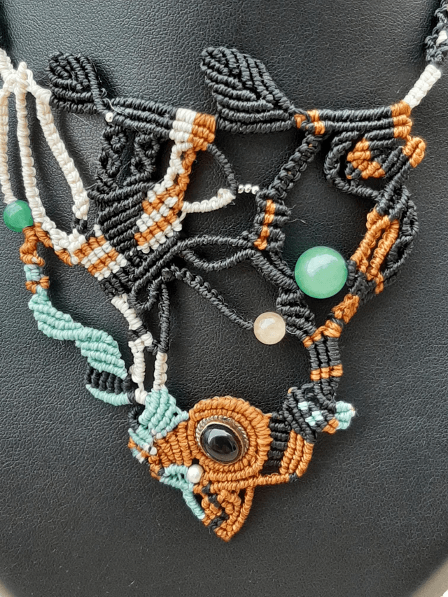 Collier macramé asymétrique 