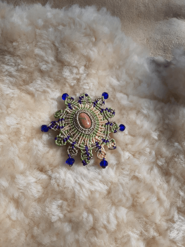 Broche macramé et pierre naturelle et perles facettées 