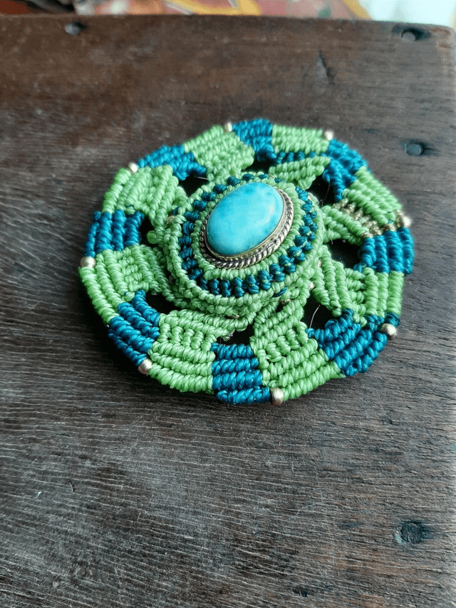 Broche Larimar et macramé 