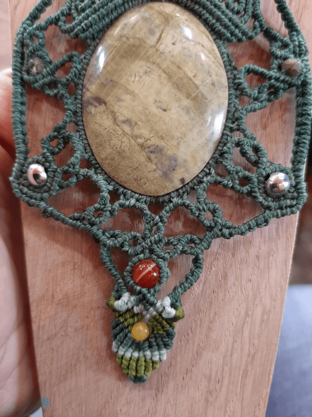 Collier macramé.  Jaspe. Fait main. Collier unique. Fil vert. Marque Magatisselavie 