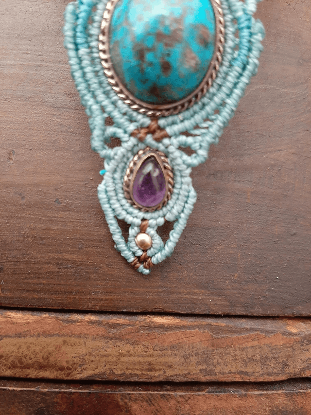 Collier macramé. Pierres fines Turquoise et Améthyste. Style bohème , ethnique