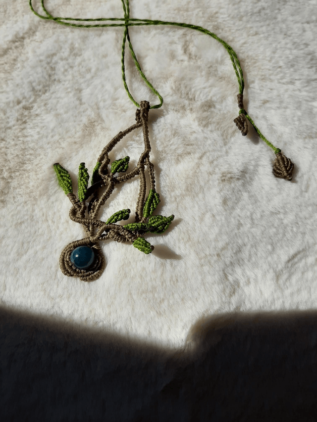 Collier arbre de vie en macramé et Apatite. Pierre naturelle – Vert forêt