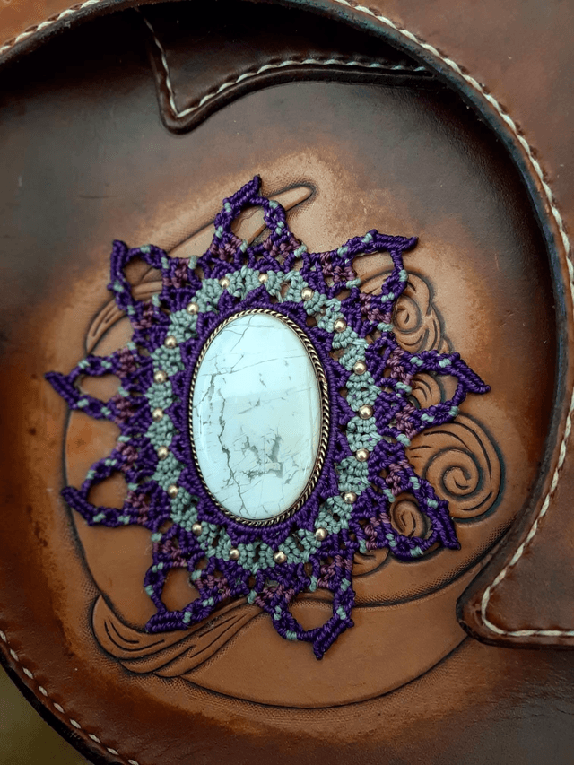 Sac cuir. Macramé et pierre naturelle. Howlite