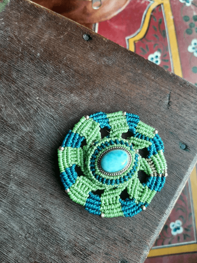 Broche Larimar et macramé 