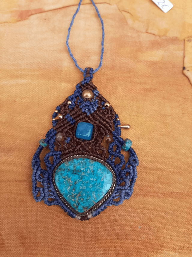 Pendentif en macramé et turquoise 
