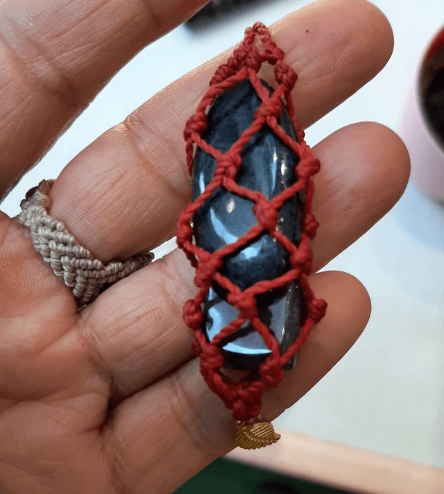 Pendentif macramé porte pierre