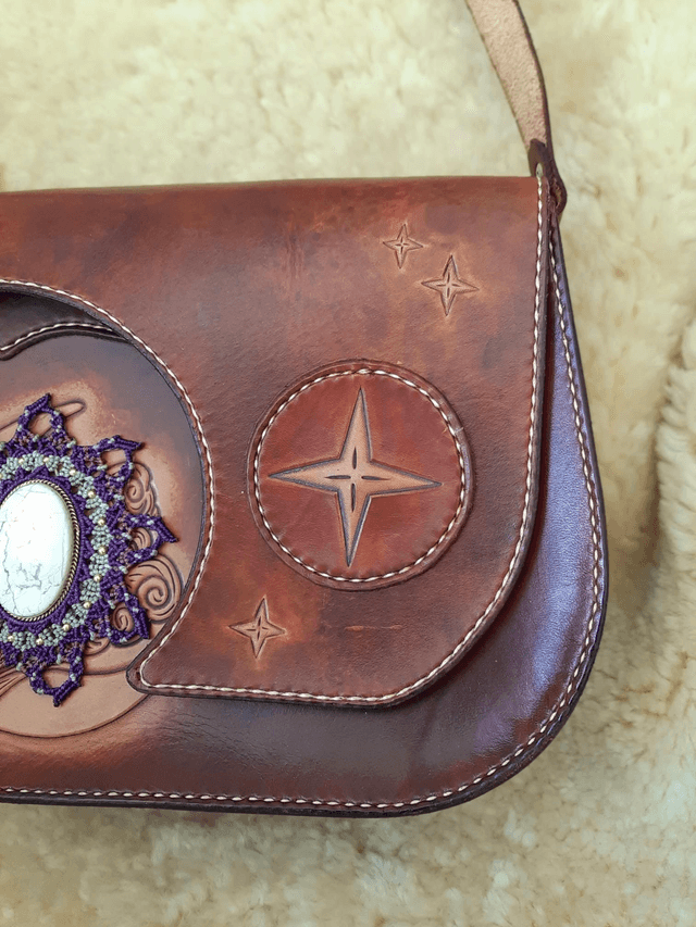 Sac cuir. Macramé et pierre naturelle. Howlite