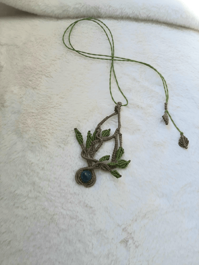 Collier arbre de vie en macramé et Apatite. Pierre naturelle – Vert forêt