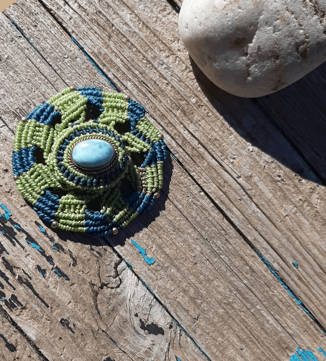 Broche Larimar et macramé 