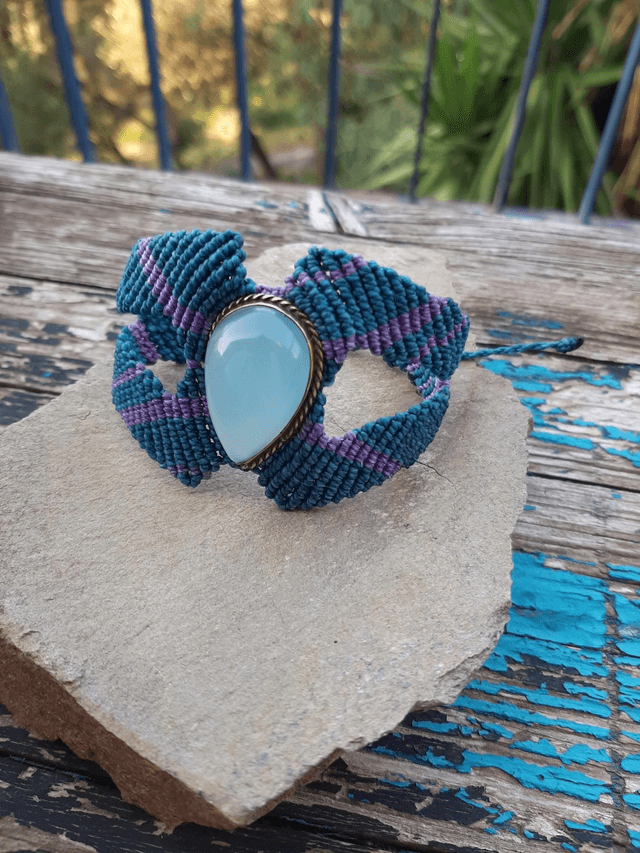 Bracelet manchette en macramé avec Calcédoine bleue – Pièce unique