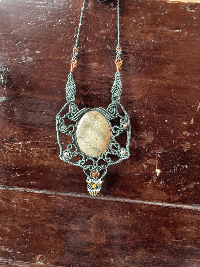 Collier macramé.  Jaspe. Fait main. Collier unique. Fil vert. Marque Magatisselavie 